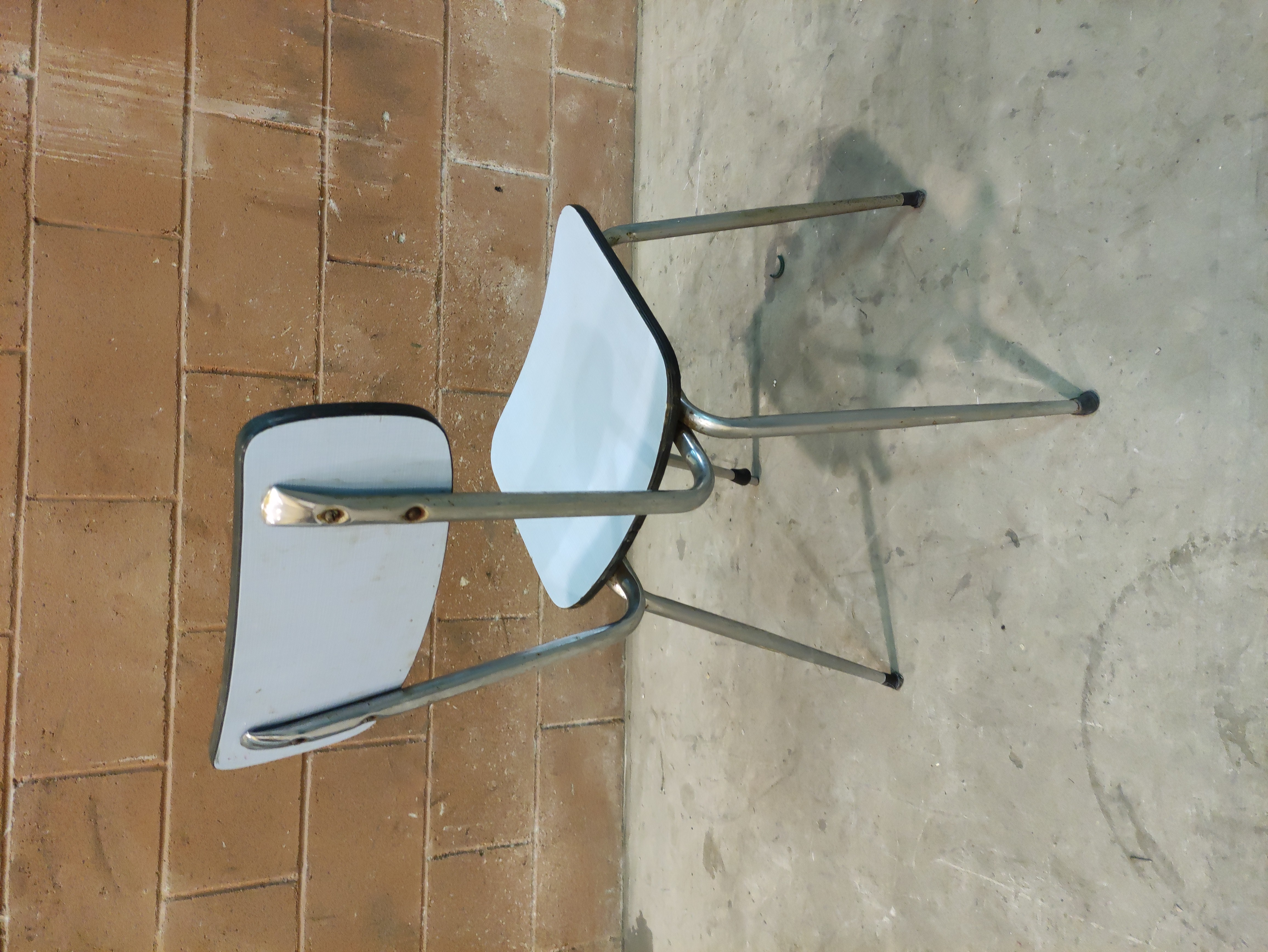 silla cocina formica azul 44-77x35.5x40 (18eu) 5u